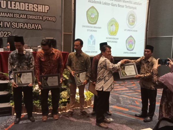 Pemberian Penghargaan dari Kopertais IV Surabaya Pemberian Penghargaan dari Kopertais IV Surabaya