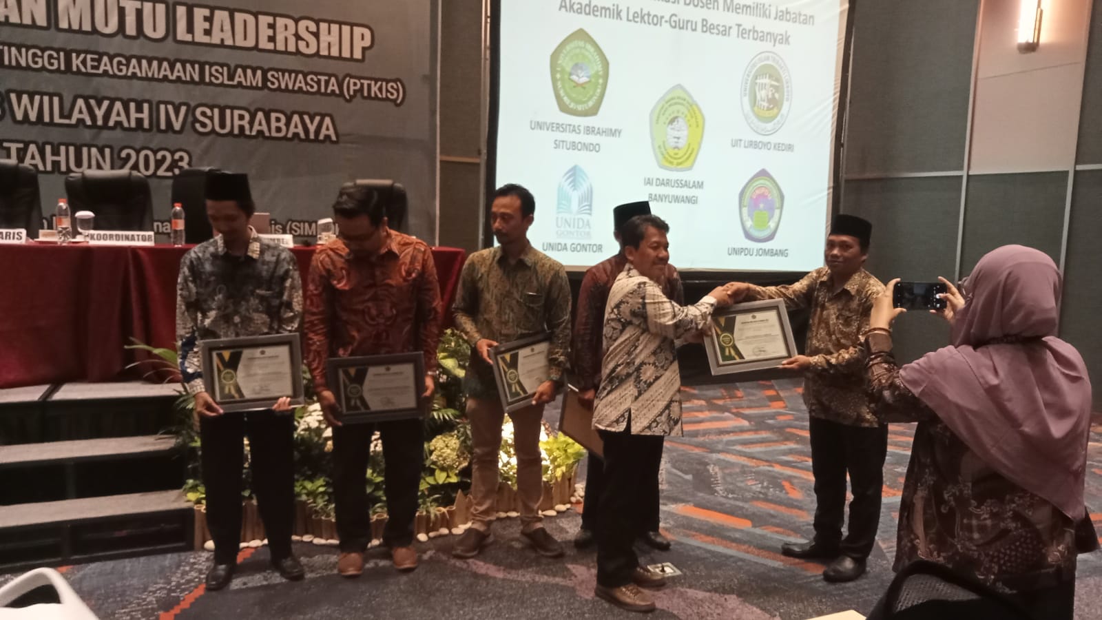 Pemberian Penghargaan dari Kopertais IV Surabaya Pemberian Penghargaan dari Kopertais IV Surabaya